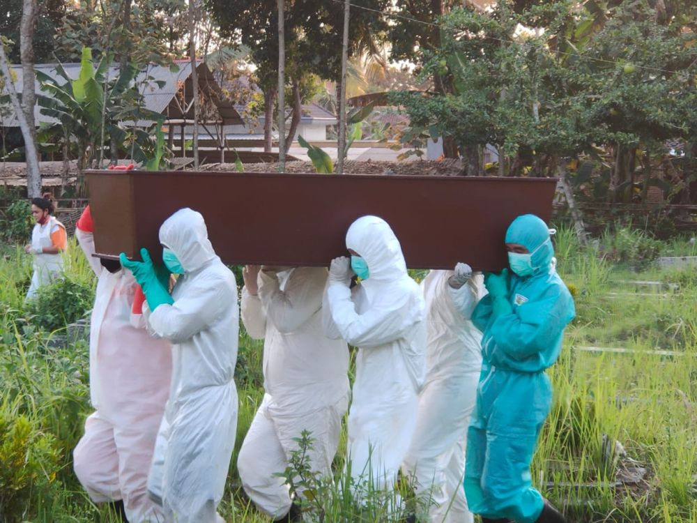 Tim pemulasaran Covid-19 Polresta Malang Kota dan Polsek Klojen siap 24 jam dalam melayani masyarakat korban Covid-19