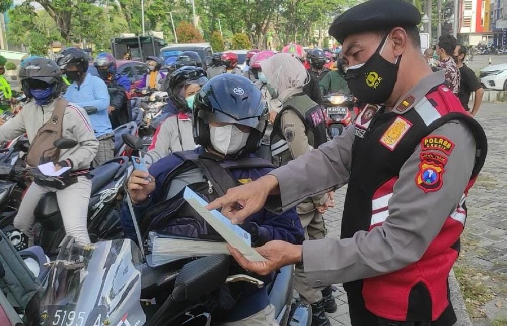 Anggota Kepolisian Polres Gresik saat cek surat n edukasi bila tidak mendesak di putar balik