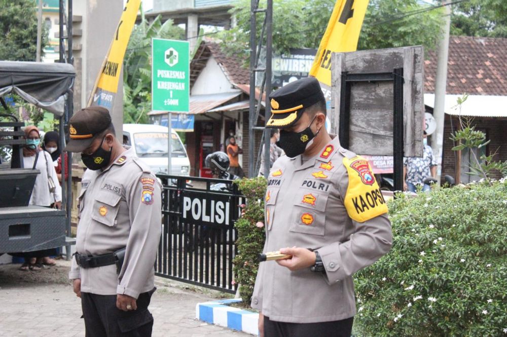 Kapolres Probolinggo AKBP Teuku Arsya Khadafi saat mengheningkan cipta untuk para korban wabah Covid-19