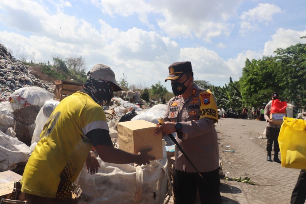 Kapolres Gresik AKBP Arief Fitrianto saat memberikan bantuan kepada masyarakat terdampak wabah Covid-19