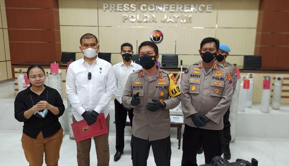 Kapolda Jatim Irjen Pol Dr Nico Afinta merelease penangkapan penjualan oksigen di dampingi Kabid Humas Polda Jatim dan Dirkrimum Polda Jatim