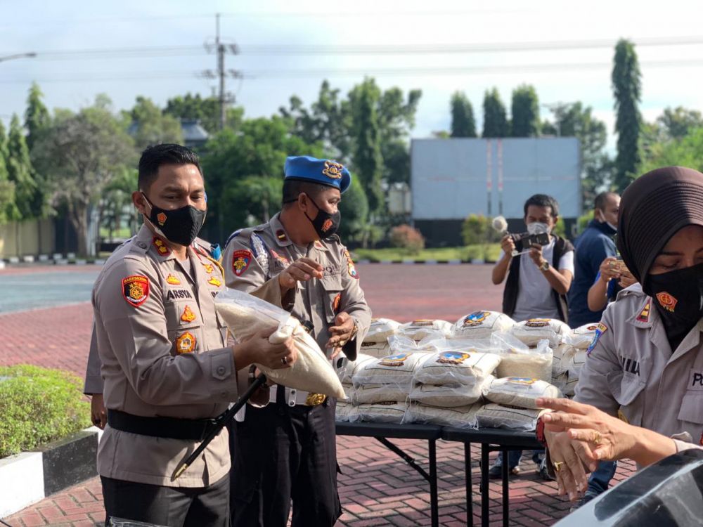 Polres Probolinggo distribusikan sembako dan bagi beras ke warga terdampak Covid-19 di masa PPKM Darurat