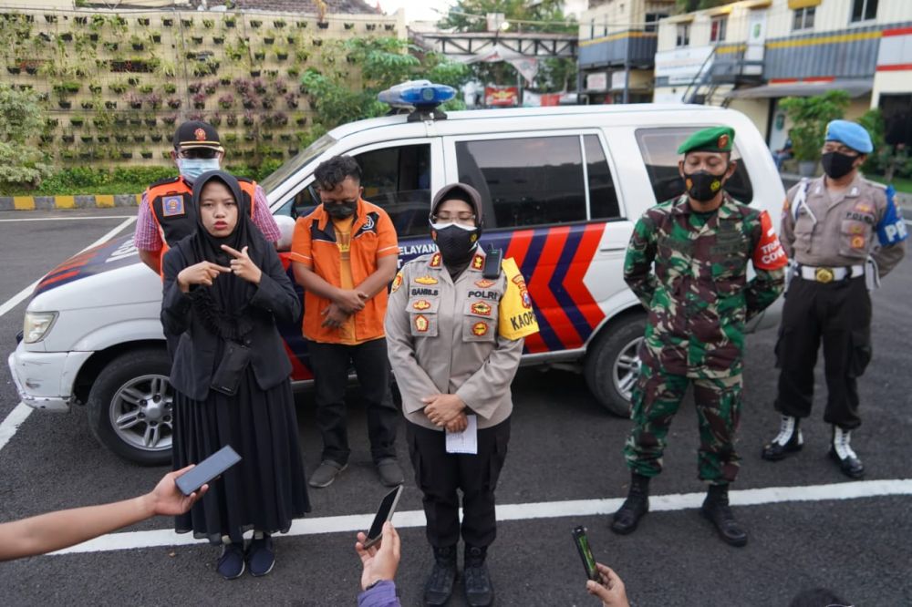 Kapolres Pelabuhan Tanjung Perak Surabaya AKBP Ganis Setyaningrum saat merelease penangkapan pemuda yang keroyok petugas Kepolisian di PPKM Darurat