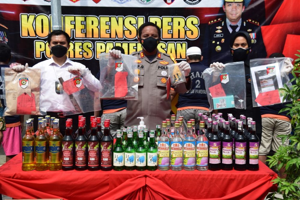 Kapolres Pamekasan AKBP Apip Ginanjar merelease penangkapan curanmor dan miras