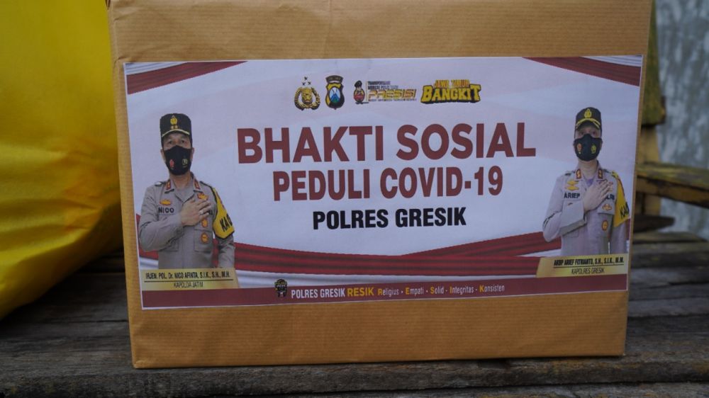 Kapolda Jatim Irjen Pol Dr Nico Afinta bersama Kapolres Gresik AKBP Arief Fitrianto berikan bantuan pada masyarakat terdampak Covid-19