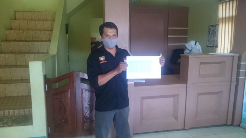 Sekdes desa Jingkang Sarif Hidayat memperlihatkan data-data warga masyarakat yang menerima bantuan Blt dari Pemerintah