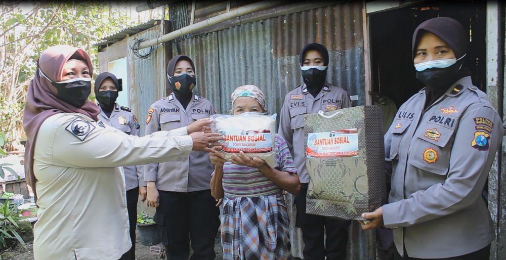 Polwan Polres Bangkalan Berbagi Sembako di Tengah Pandemi Covid-19
