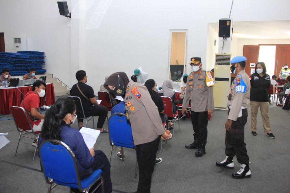 Wakapolrestabes Surabaya AKBP Hartoyo saat meninjau Vaksin Covid-19