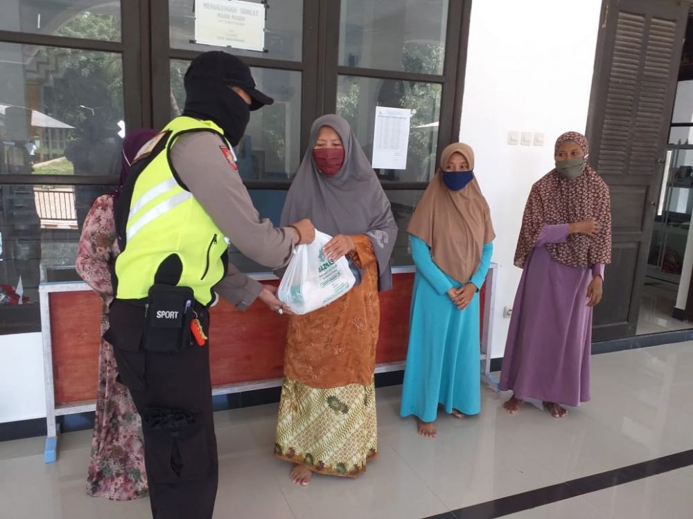 Polsek Tambak kepulauan Bawean juga ikut berbagi ke warga terdampak Covid-19 di Bawean Gresik