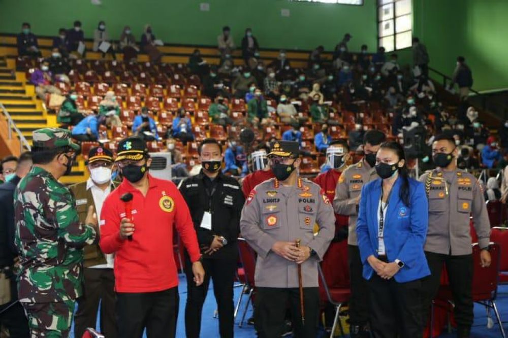 Kapolri Jenderal Listyo Sigit Prabowo dan Panglima TNI saat tinjau Vaksin