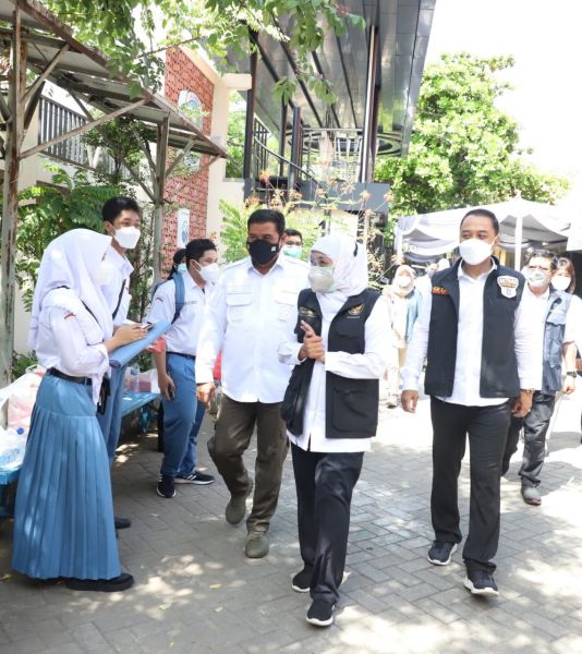 Gubernur Jatim Khofifah Indar Parawansa saat tinjau sekolah bersama Walikota Surabaya Eri Cahyadi