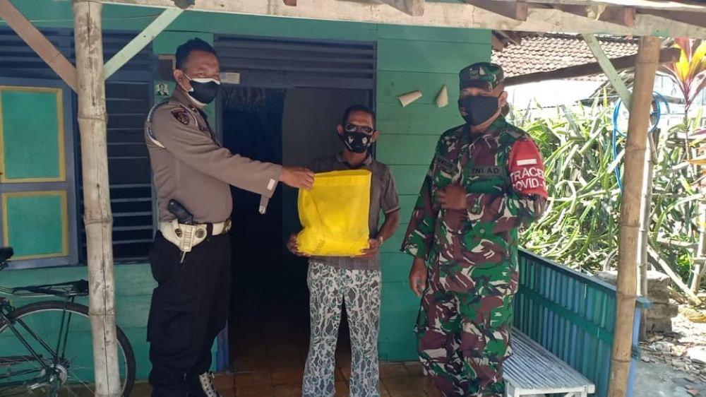 Polsek Dukun berikan bantuan pada warga terdampak pandemi Covid-19 di tengah PPKM Darurat