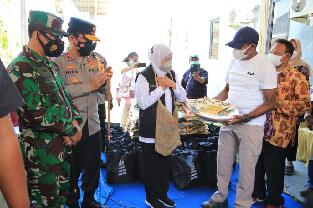 Gubernur Jatim, Kapolda Jatim dan Pangdam V Brawijaya saat meninjau Vaksin Covid-19 untuk warga Papua di Surabaya