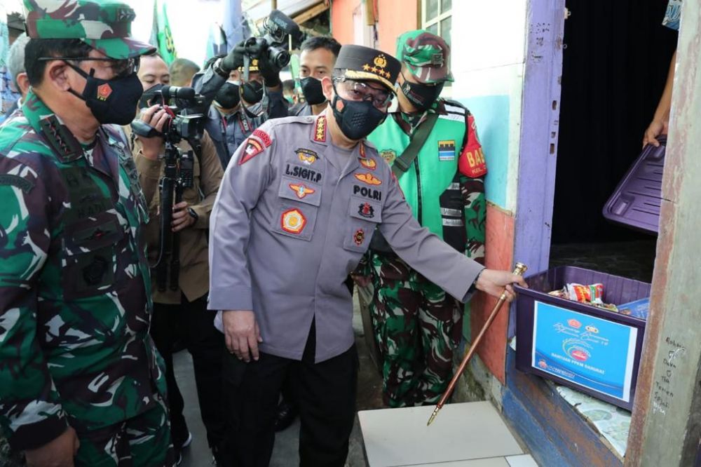 Kapolri dan Panglima TNI saat tinjau lokasi posko PPKM Darurat di Bandung Jabar