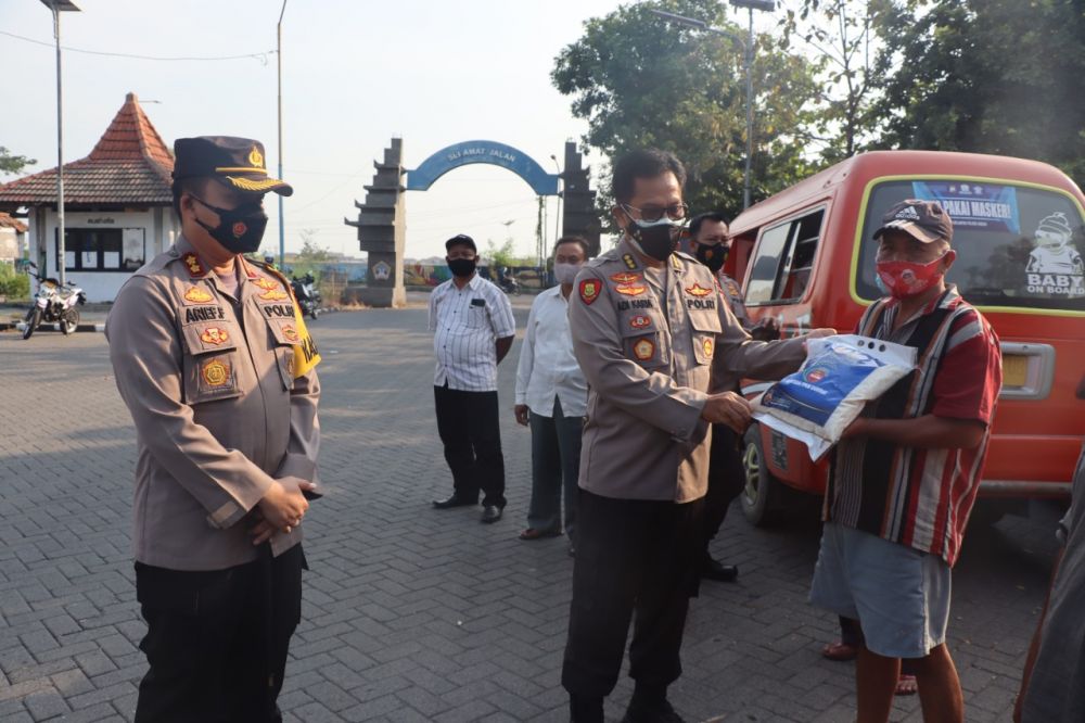 Perwira menengah Polda Jatim turun ke terminal Bunder Gresik, salurkan baksos ke sopir angkot di dampingi Kapolres Gresik