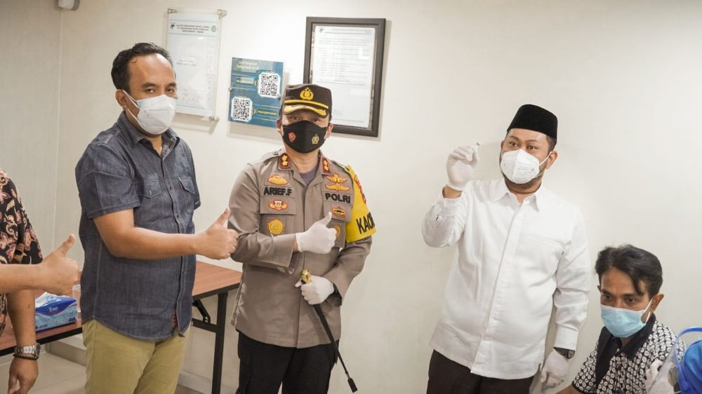 Kapolres Gresik AKBP Arief Fitrianto bersama manager head office PT. Garuda Food Samsul Arifin