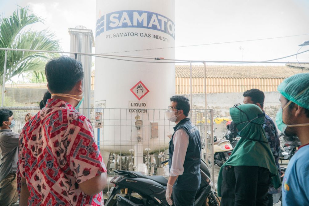 Wagub Emil Dardak saat meninjau pabrik oksigen ( Samator Gas )