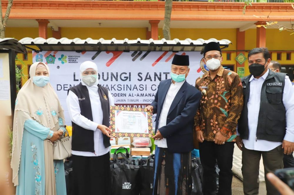 Gubernur Jatim Khofifah Indar Parawansa apresiasi vaksin di pesantren Modern Al-Amanah Junwangi Krian