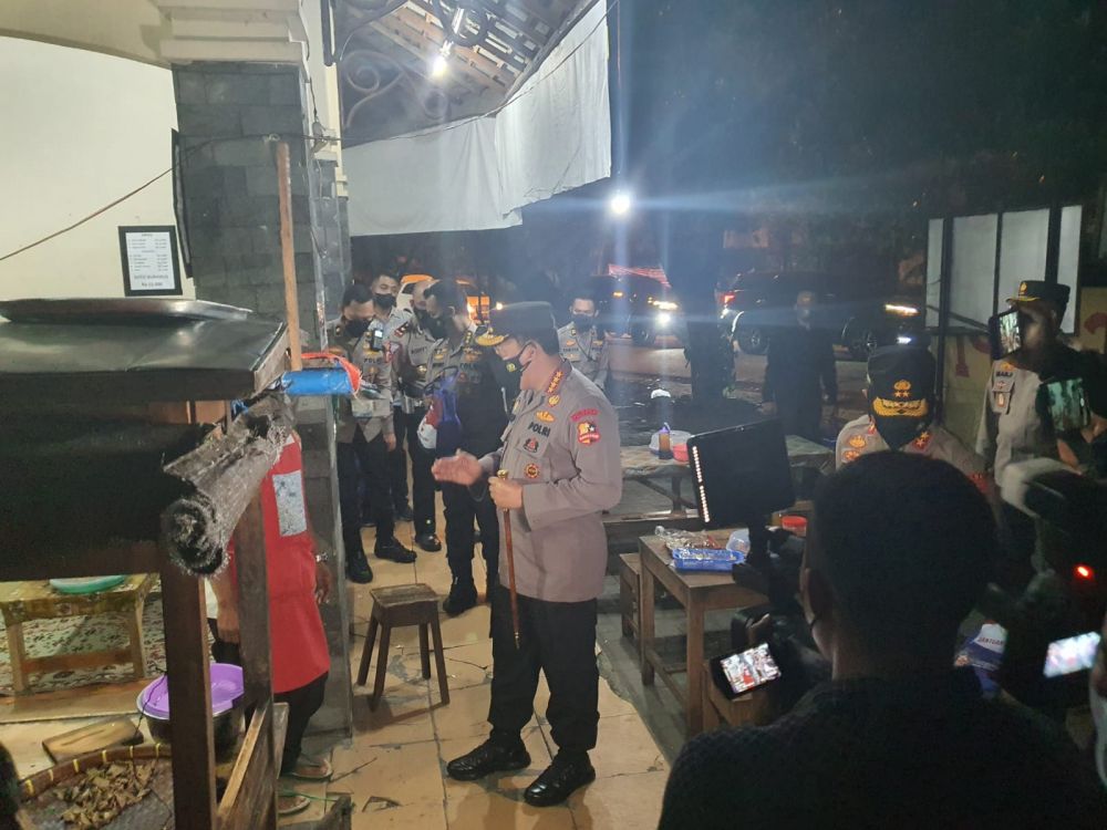 Kapolri Jenderal Listyo Sigit Prabowo saat berbincang dengan masyarakat juga berbagi sembako dan masker