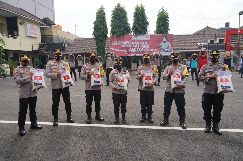 Kapolres Tanjung Perak Pimpin Apel Penyerahan Bansos ke Masyarakat
