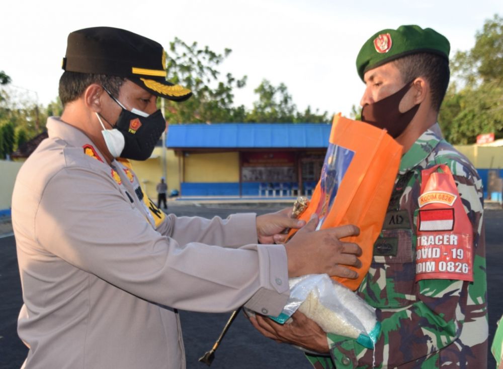 Polres Pamekasan Salurkan Bansos Kapolri ke Pekerja Harian - Informal