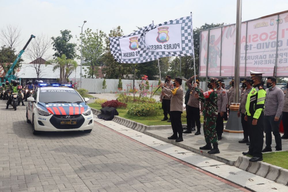 Kapolres Gresik dan Dandim 0817 lepas Bansos PPKM Darurat untuk masyarakat terdampak pandemi Covid-19