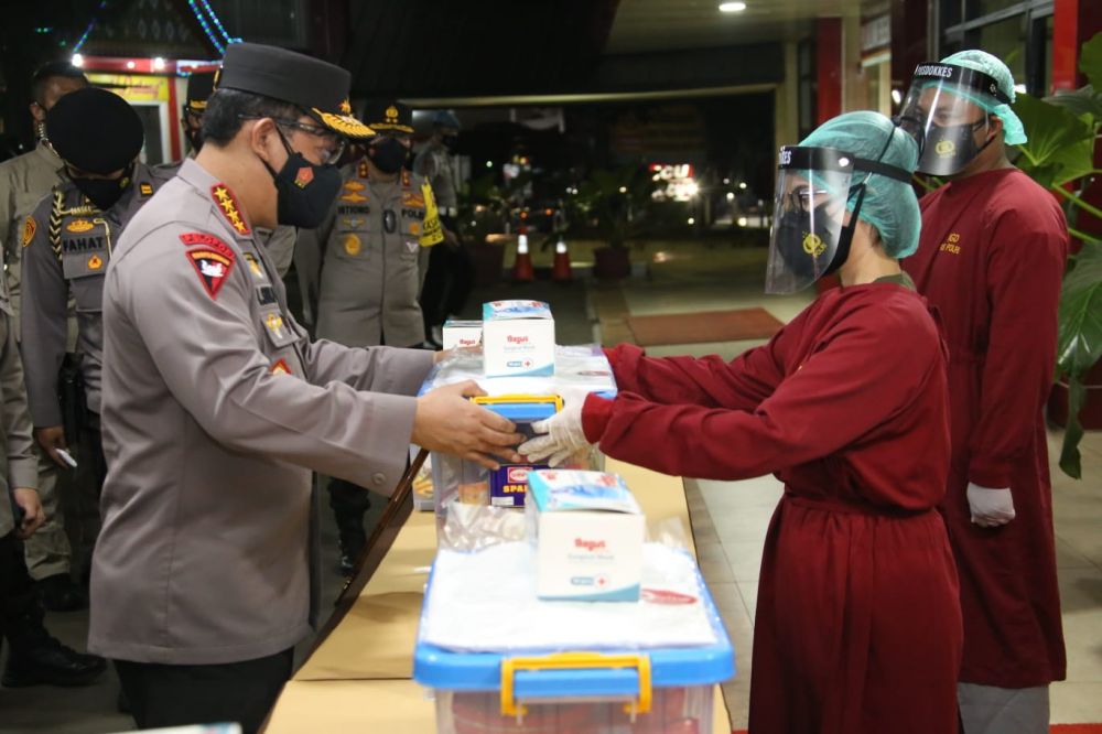 Kapolri Jenderal Polisi Listyo Sigit Prabowo saat memberikan Bansos ke Nakes RS Polri Said Soekanto