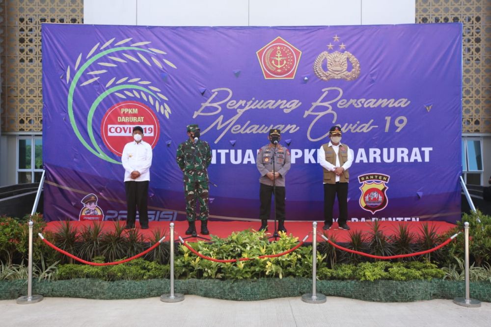 Kapolri dan Panglima TNI salurkan Bansos di wilayah Banten