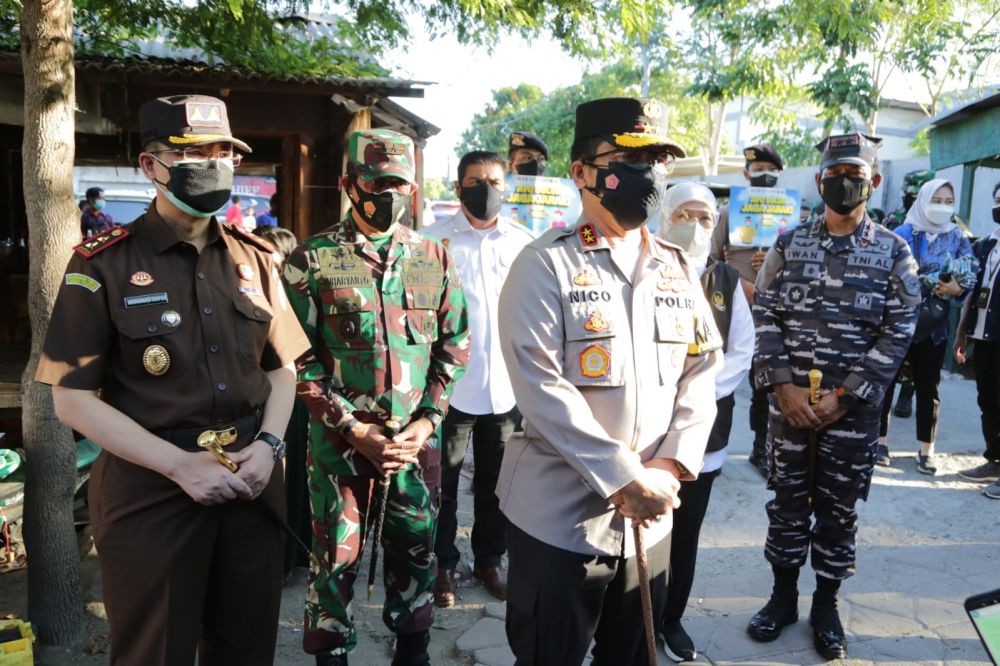 Kapolda Jatim Irjen Pol Dr Nico Afinta saat berikan Bansos dan ajak masyarakat untuk Vaksin
