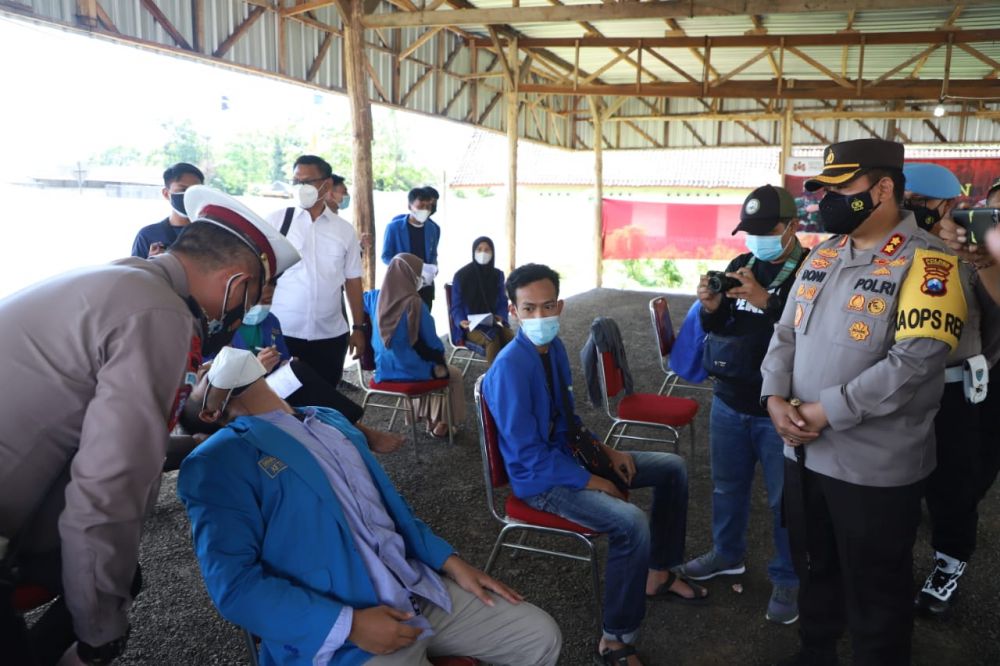 Kapolres Mojokerto AKBP Dony Alexander saat meninjau Hipnoterapi Vaksin Covid-19