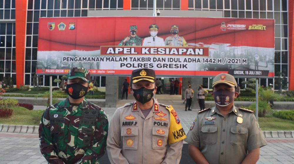 Kapolres Gresik AKBP Arief Fitrianto saat lakukan apel persiapan malam takbiran hari Raya Idul Adha