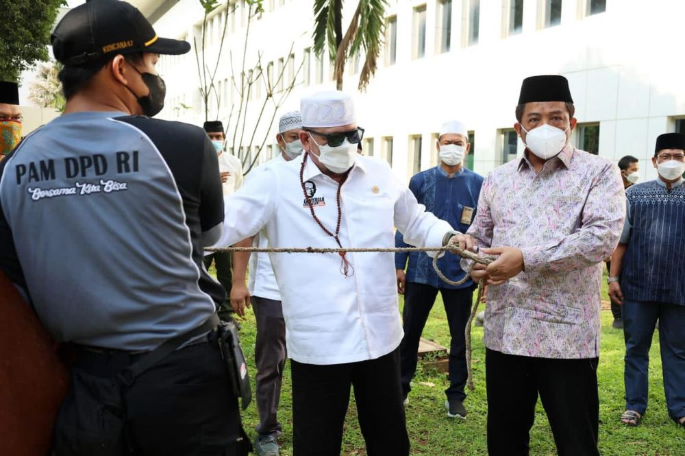 Ketua DPD RI AA LaNyalla Mahmud Mattalitti didampingi senator asal Aceh Fachrul Razi dan Sekjen DPD RI Rahman Hadi menyerahkan sapi Qurban ke Deputi bidang administrasi Lalu Niqman Zahir di halaman gedung DPD RI komplek parlemen Senayan Jakarta