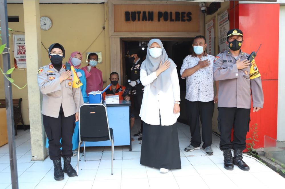 Wakil ketua DPRD Surabaya saat pantau vaksinasi Covid-19 untuk tahanan di dampingi Kapolres Pelabuhan Tanjung Perak AKBP Ganis Setyaningrum