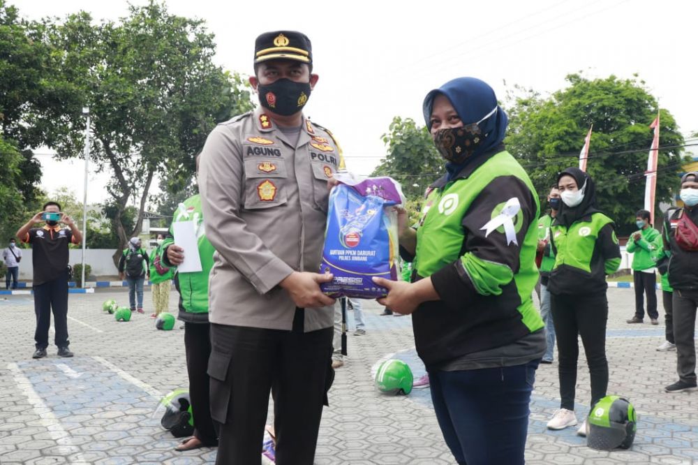 Kapolres Jombang AKBP Agung Setyo Nugroho saat memberikan paket sembako secara simbolis ke ojek Online
