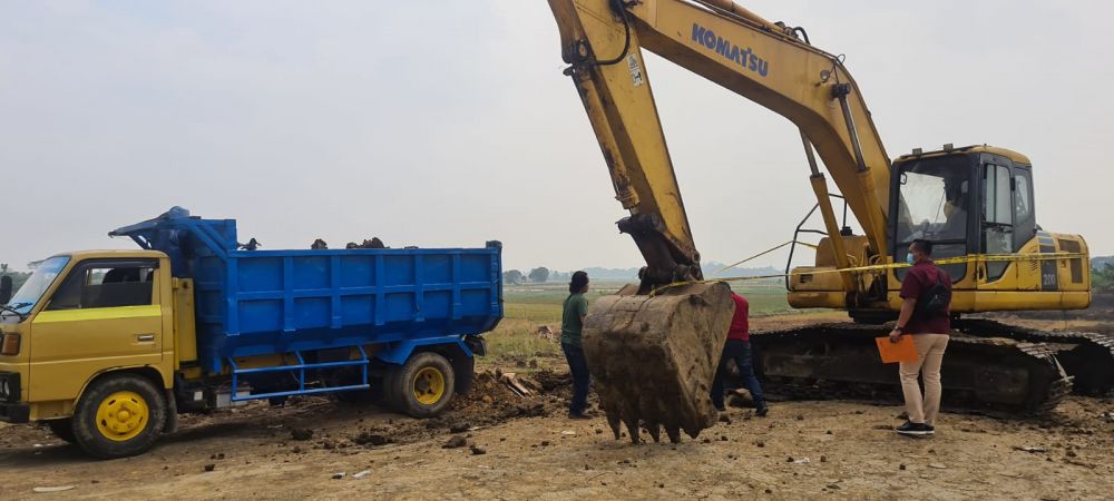 Salah satu tambang yang di Police Line dan disita alat beratnya beserta Dump truknya