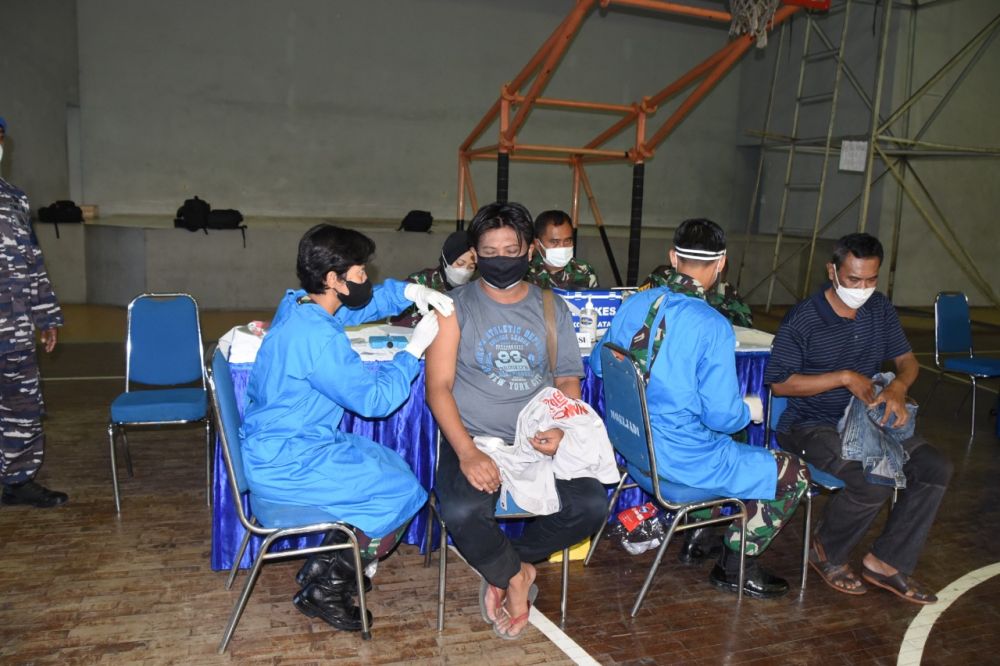 Peserta vaksin saat antri di suntik