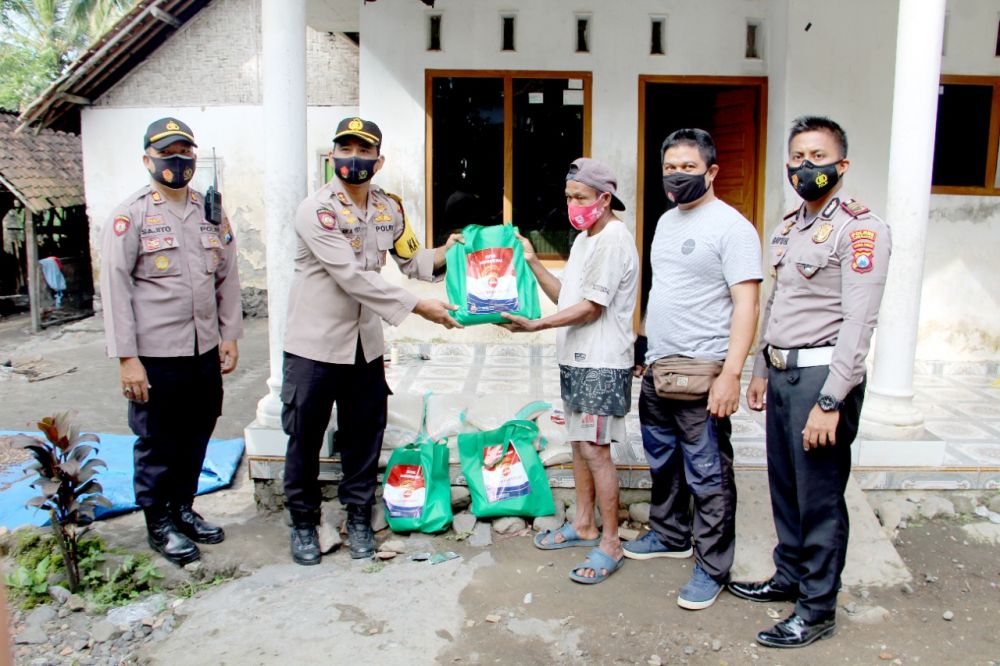 Kapolres Lumajang AKBP Eka Yekti Hananto Seno bersama jajaran saat memberikan paket sembako