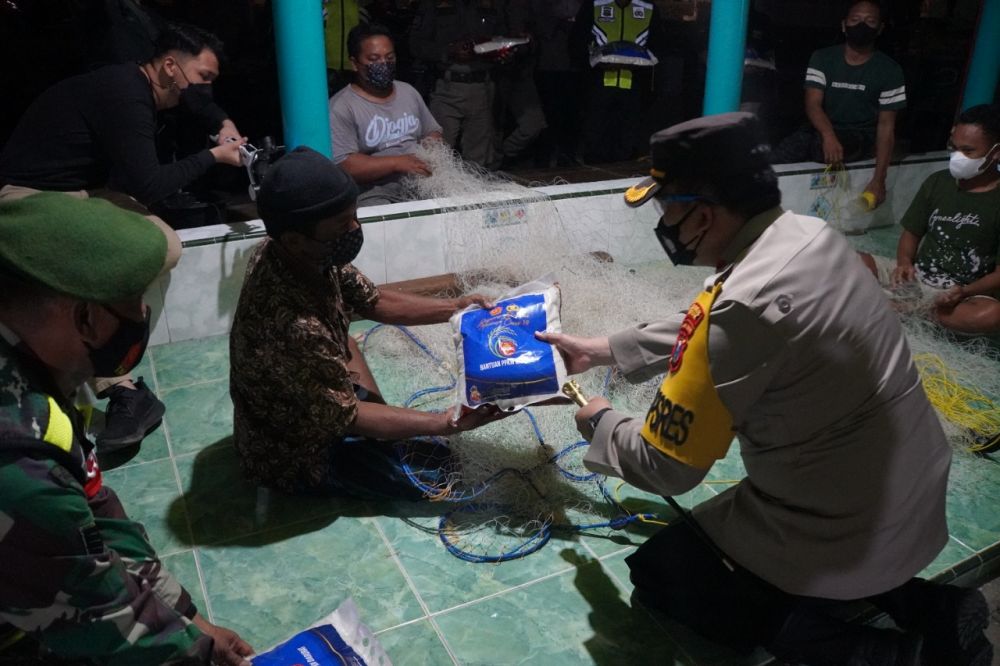 Kapolres Gresik AKBP Arief Fitrianto saat memberikan paket sembako kepada warga terdampak Covid-19 di PPKM Darurat level 4