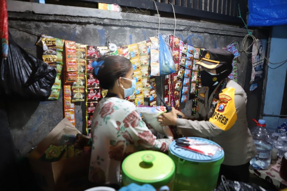 Kapolres Pelabuhan Tanjung Perak AKBP Ganis Setyaningrum saat memberikan paket sembako kepada warga terdampak Covid-19 dan PPKM Darurat
