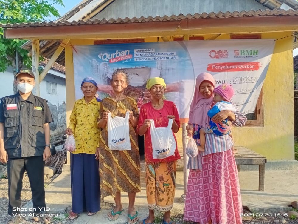 Warga yang mendapat bantuan daging Qurban melalui pendistribusian laznas BMH