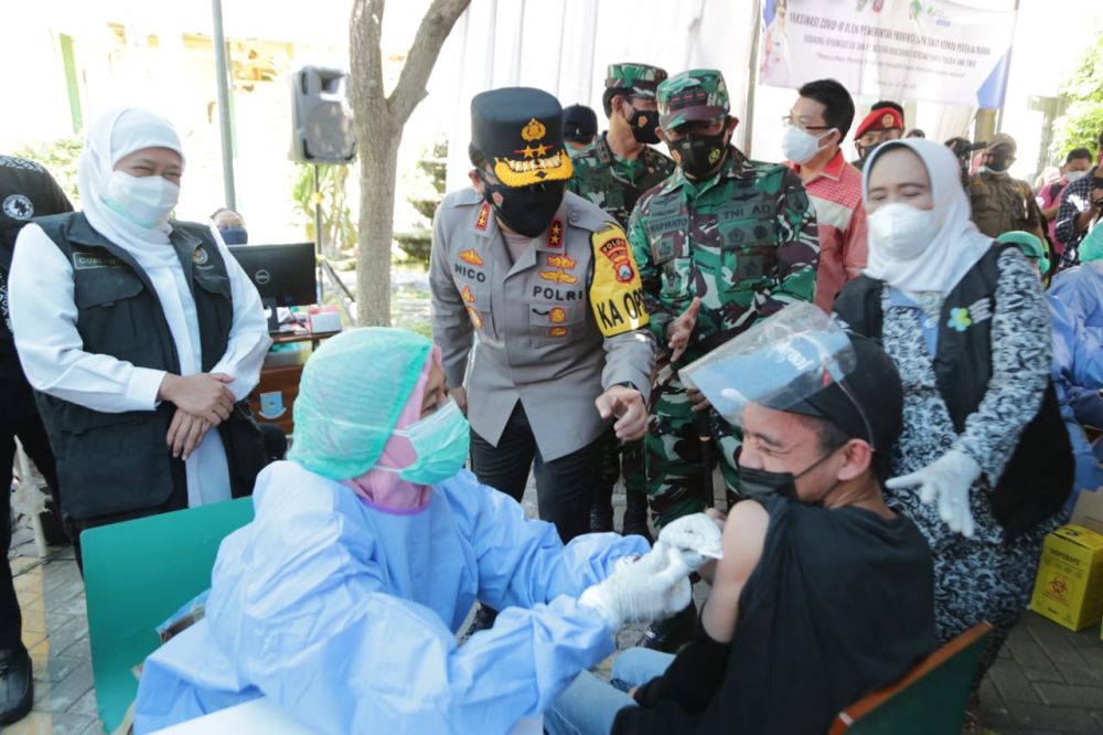 Gubernur Jatim Khofifah Indar Parawansa didampingi Kapolda Jatim Irjen Pol Nico Afinta saat tinjau vaksin pekerja di Sidoarjo