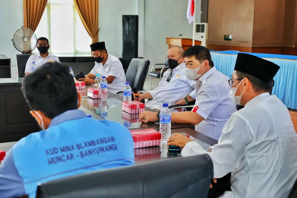 Ketua DPD RI bertemu dengan perwakilan himpunan nelayan seluruh Indonesia (HNSI) Banyuwangi di Muncar Jatim