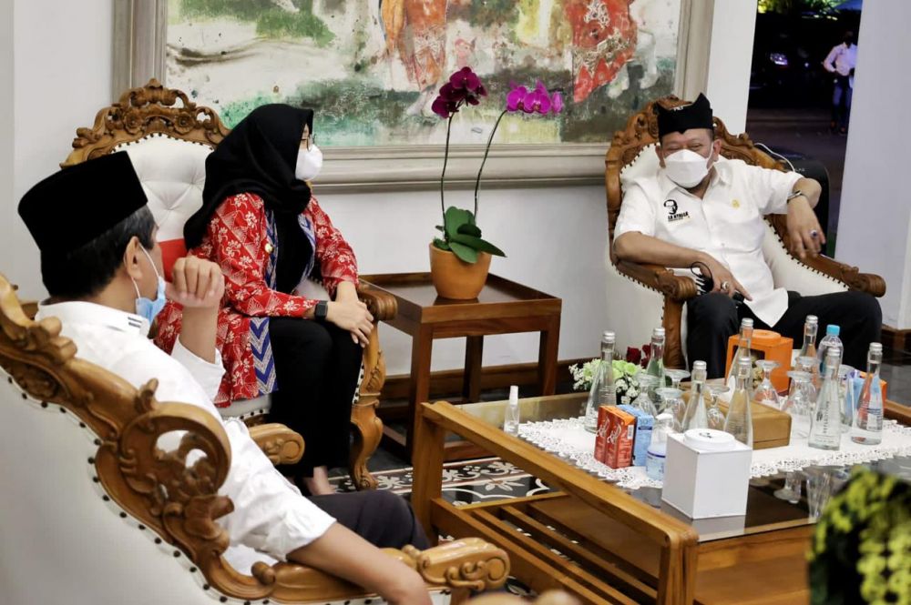 Ketua DPD RI saat bertemu dengan Bupati Banyuwangi Ipuk Fiestiandani Azwar Anas membicarakan aspirasi masyarakat terkait jaring pengaman sosial dalam mengatasi Pandemi Covid-19 di Banyuwangi