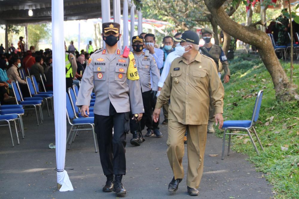 Kapolres Malang AKBP Bagoes Wibisono saat meninjau lokasi vaksinasi