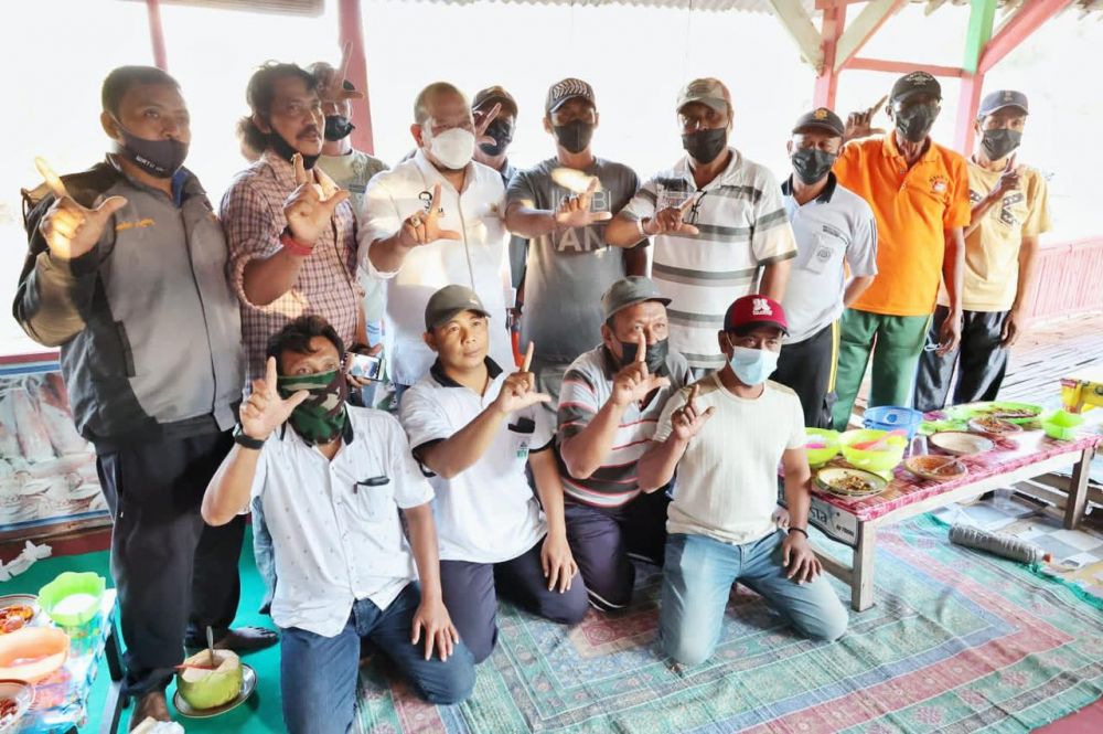 Ketua DPD RI AA LaNyalla Mahmud Mattalitti saat menemui para nelayan di pesisir pantai Payangan Ambulu Jember