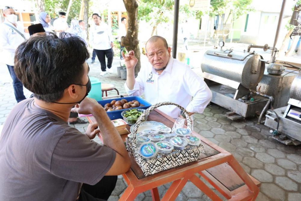 Ketua DPD RI AA LaNyalla Mahmud Mattalitti saat menemui para nelayan di pesisir pantai Payangan Jember