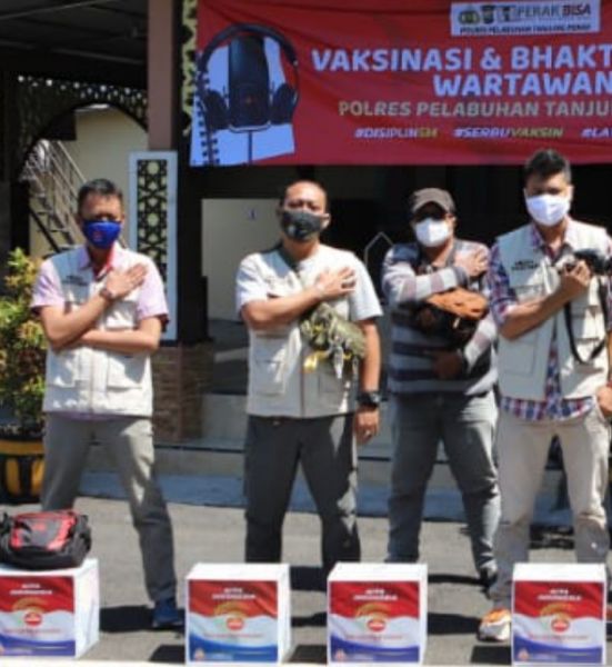 Para wartawan setelah di Vaksin mendapatkan paket sembako dari Polres Pelabuhan Tanjung Perak Surabaya