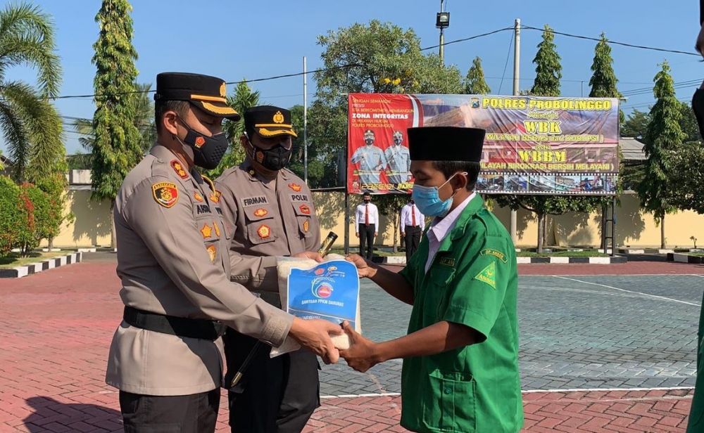 Secara simbolis Kapolres Probolinggo memberikan Bansos beras kepada Banser dan Ansor