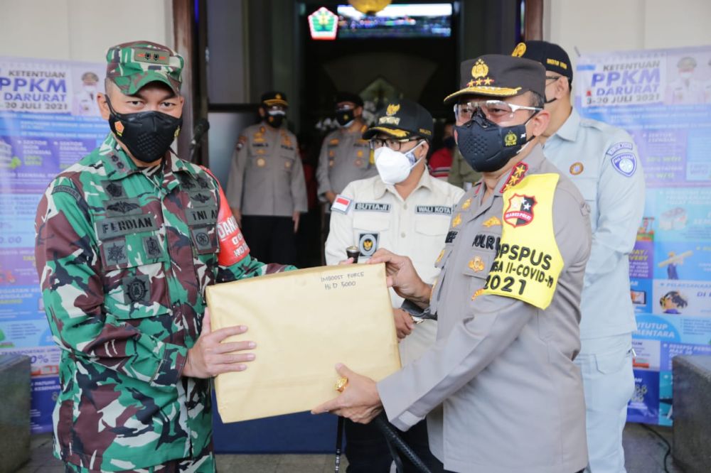Kabaharkam Polri Komjen Pol Arief Sulistyanto saat memberikan paket sembako
