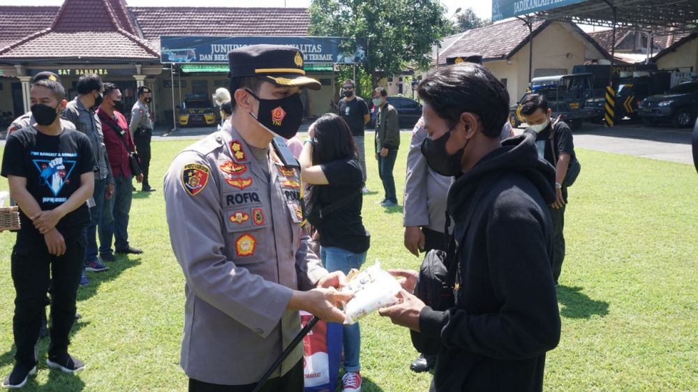 Kapolresta Mojokerto AKBP Rofiq Ripto Himawan saat memberikan paket Bansos